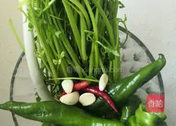 Illustration of how to make fried meat with celery 1