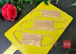 Illustration of how to make disposable edible masks 13