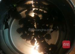 木耳炒香菇的做法图解2