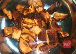 木耳炒香菇的做法图解5