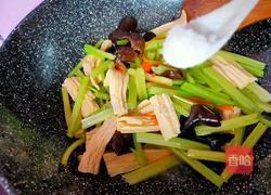 腐竹炒芹菜的做法图解6
