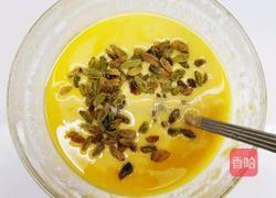 葡萄干胡萝卜鸡蛋甜饼的做法图解2