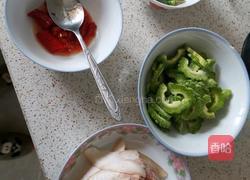 易上手的泡椒炒苦瓜的做法图解1