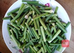 蒜苔炒肉的做法图解1