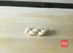 Illustration of how to make milky twist 4