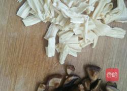 炖四宝（香菇木耳黄花腐竹）的做法图解2