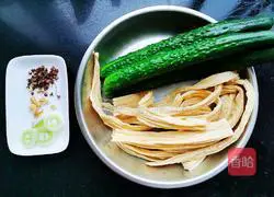 Illustration of how to stir-fry yuba and cucumber 1