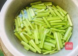 芹菜炒豆腐干的做法图解1