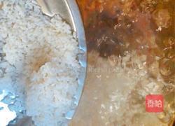 皮蛋瘦肉粥的做法图解1