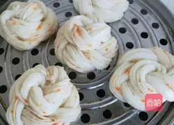 Illustration of how to make carrot flower roll 5