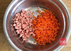 快捷早餐：胡萝卜火腿鸡蛋饼的做法图解1