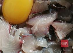 爆炒草鱼片的做法图解2