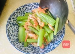 西芹炒小红虾的做法图解7