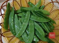 五花肉炒荷兰豆的做法图解1