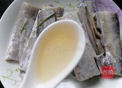 酥炸带鱼的做法图解2