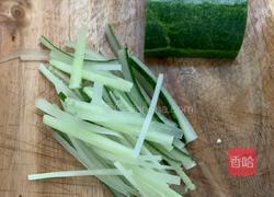 鸡蛋黄瓜卷的做法图解1