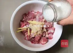 Illustration of how to steam pork ribs with black bean sauce 5