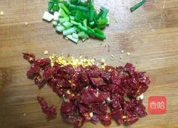 Illustration of how to stir-fry bacon with lettuce 3