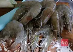 Illustration of how to make braised prawns in oil for a prosperous Chinese New Year 2