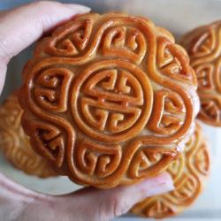 蛋黄莲蓉月饼的做法[图]