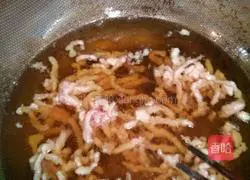 Illustration of how to make shredded pork in Beijing sauce 4