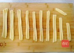 在家做个奶香味的小油条的做法图解3