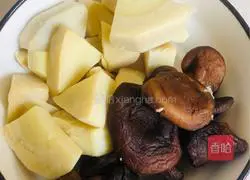 Illustration of how to stew beef brisket with bamboo shoots 2