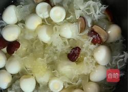 鹌鹑蛋红枣银耳羹的做法图解2
