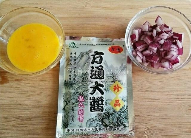 鸡蛋打成蛋液，洋葱切碎，我用的方通大酱，香其酱也可以。