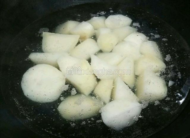 锅内放水煮土豆，加一些盐，酱油，五香粉一起煮15分钟后捣成土豆泥。