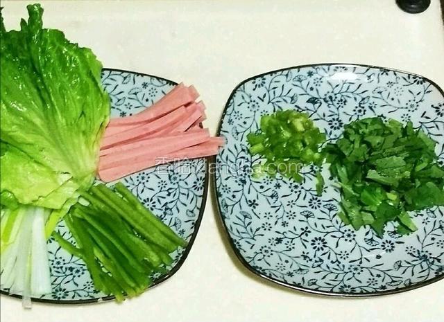 这些是用来包饭的配菜，火腿青椒葱切成丝，香菜葱花青椒再切碎用来拌在饭里。
