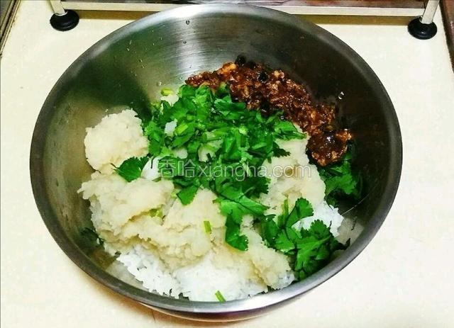 准备一个大盆，放入米饭土豆泥鸡蛋酱香菜和葱花，一起拌匀即可。
