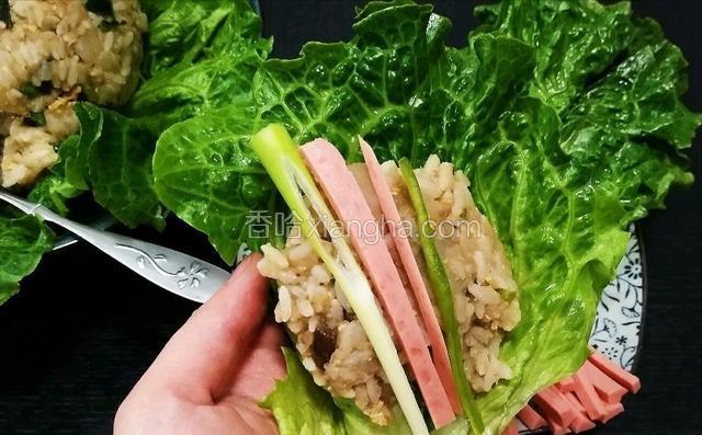 用生菜包在最外面，勺一块米饭再放一些配菜卷着吃就可以啦！