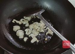 油渣炒白菜心的做法图解2