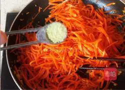 Illustration of how to make minced garlic and carrot shreds 12