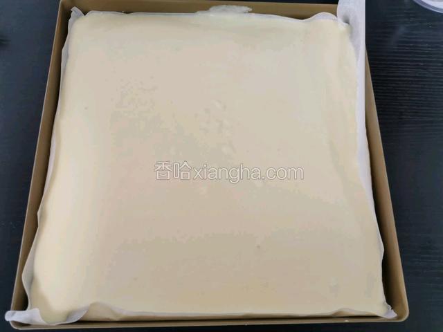 烤箱预热，烤盘铺上油纸，倒入蛋糊抹平，放入烤箱上下火180°烤15分钟