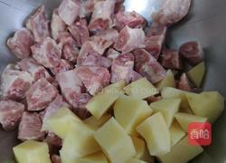 土豆炖鸡脖的做法图解1