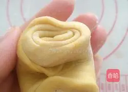 Illustration of how to make golden meat floss cake 11