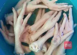 Illustration of how to make spicy and sour chicken feet 1