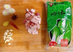 酸菜炒肉的做法图解1