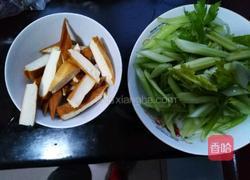 西芹炒香干的做法图解1