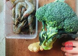西蘭花炒蝦仁的做法图解1