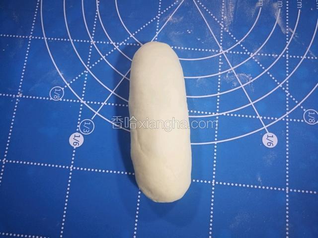 卷起包裹成椭圆形面包胚。