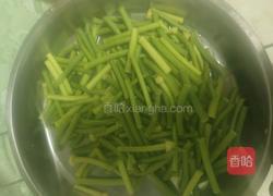 蒜薹炒肉片的做法图解1