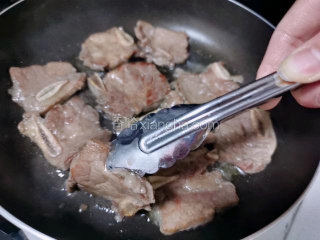 中小火煎至两面微焦夹出备用