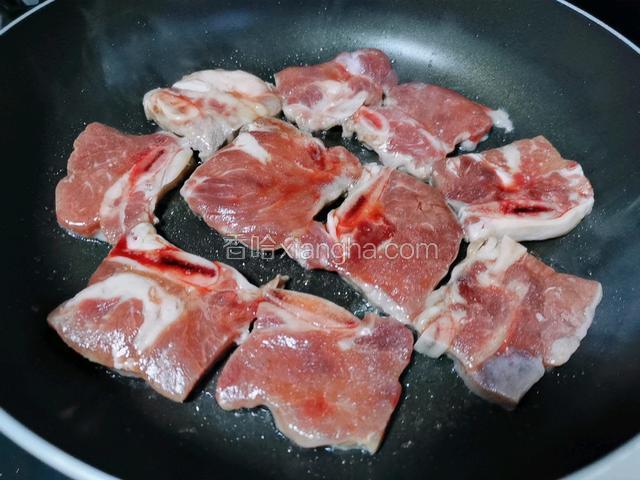 热锅下油，放入解冻好的牛仔骨