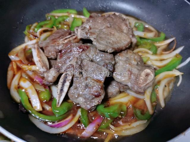 牛仔骨回锅，翻炒均匀出锅