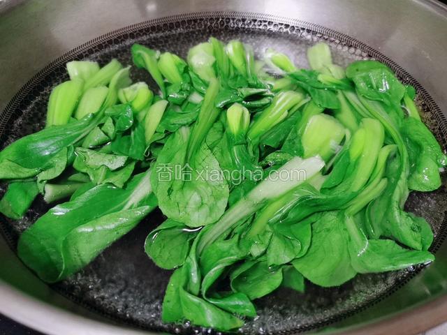 小青菜开水里焯熟捞出控水即可