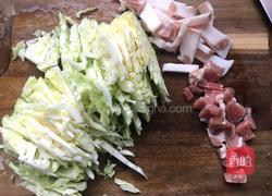 包心菜炒肉的做法图解2