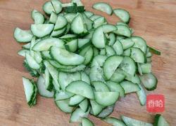 黄瓜炒鸡蛋便当的做法图解1